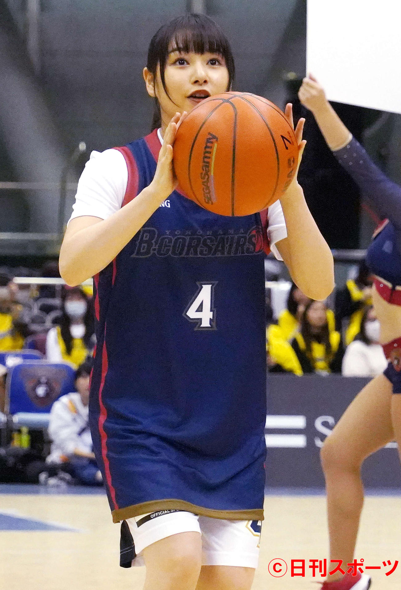 B1リーグにゲスト出演し、3ポイントシュートチャレンジ企画に挑戦する女優桜井日奈子（撮影・佐藤成）