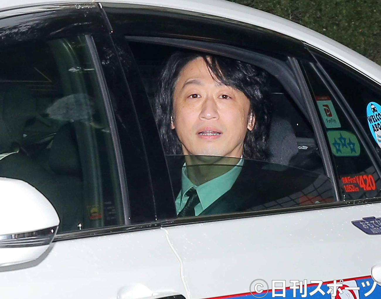 「新派特別公演　八つ墓村」の初日を終えた喜多村緑郎は、タクシーの車内から報道陣にあいさつし劇場を引き揚げる（撮影・河田真司）
