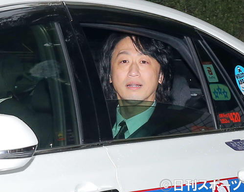 「新派特別公演 八つ墓村」の初日を終えた喜多村緑郎は、タクシーの車内から報道陣にあいさつし劇場を引き揚げる(撮影・河田真司)