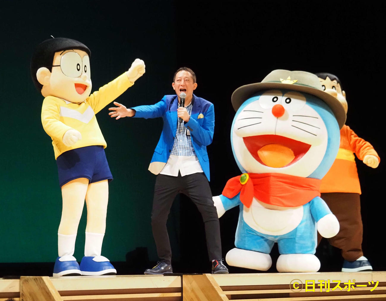 「映画ドラえもん　のび太の新恐竜」完成披露舞台あいさつでのび太（左）、ドラえもんとトークするサバンナ高橋茂雄（中央）（撮影・遠藤尚子）