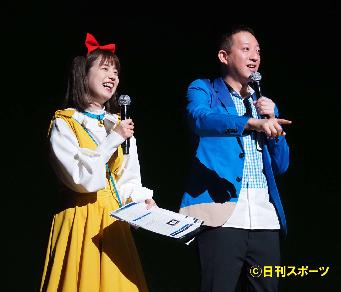「映画ドラえもん　のび太の新恐竜」完成披露舞台あいさつに出席した、テレビ朝日弘中綾香アナウンサー（左）とサバンナ高橋茂雄（撮影・遠藤尚子）