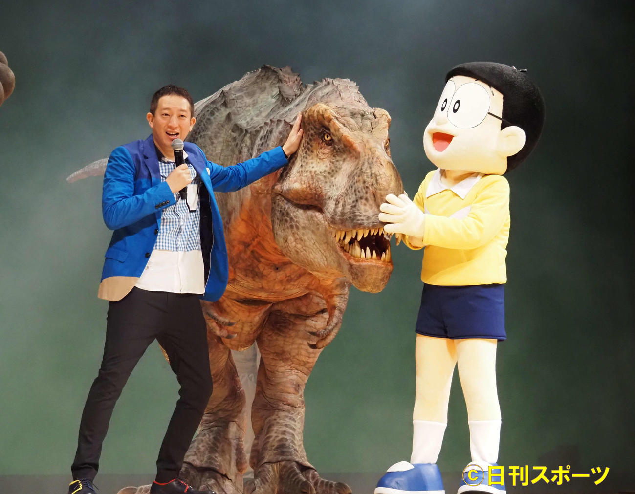 サバンナ高橋茂雄（左）は恐竜の登場に驚く（撮影・遠藤尚子）