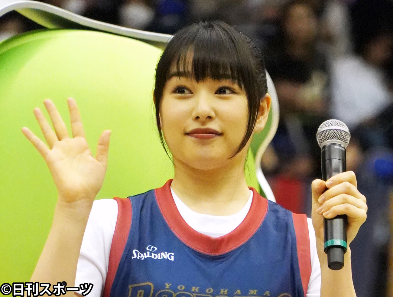 笑顔で手を振る桜井日奈子（撮影・佐藤成）