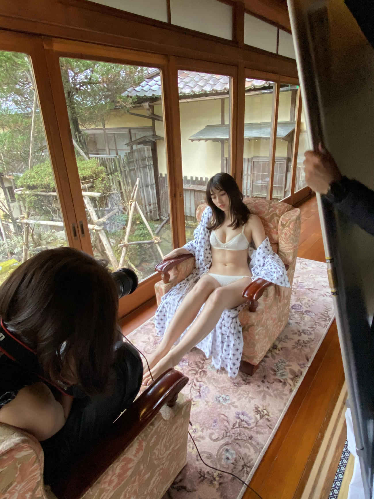 柳ゆり菜（右）の「週刊プレイボーイ」表紙巻頭グラビアを撮影した池田エライザ