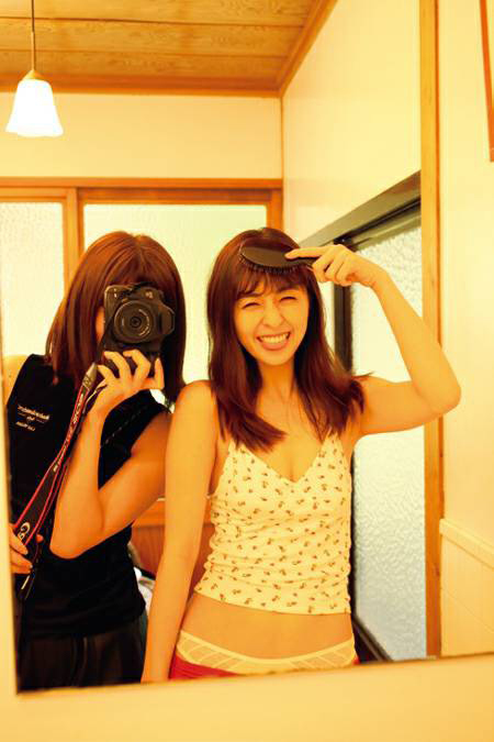 柳ゆり菜（右）の「週刊プレイボーイ」表紙巻頭グラビアを撮影した池田エライザ