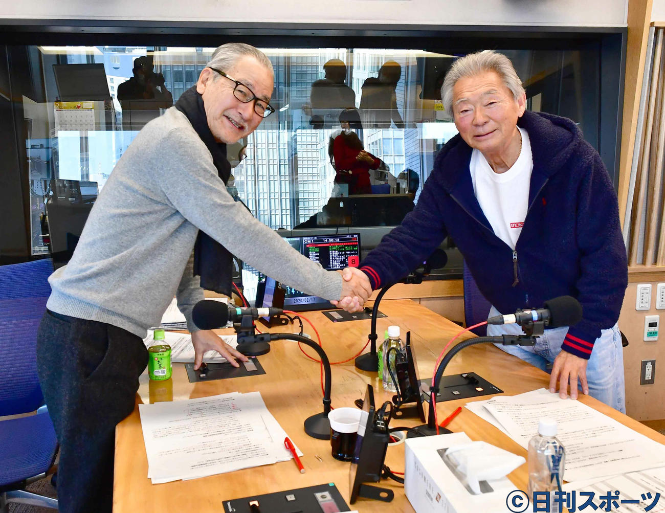 パーソナリティーの大竹まこと（左）と握手するみのもんた