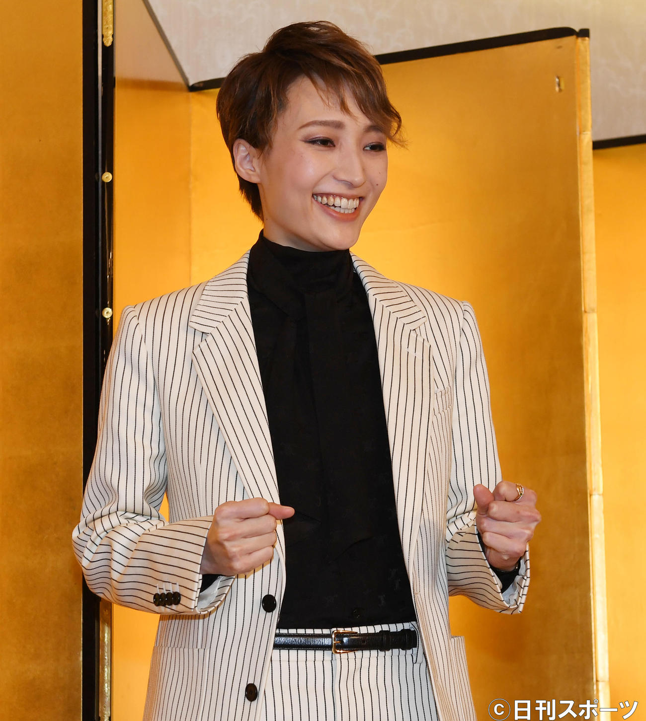 笑顔で退団会見を行った宝塚歌劇雪組トップの望海風斗（撮影・前岡正明）