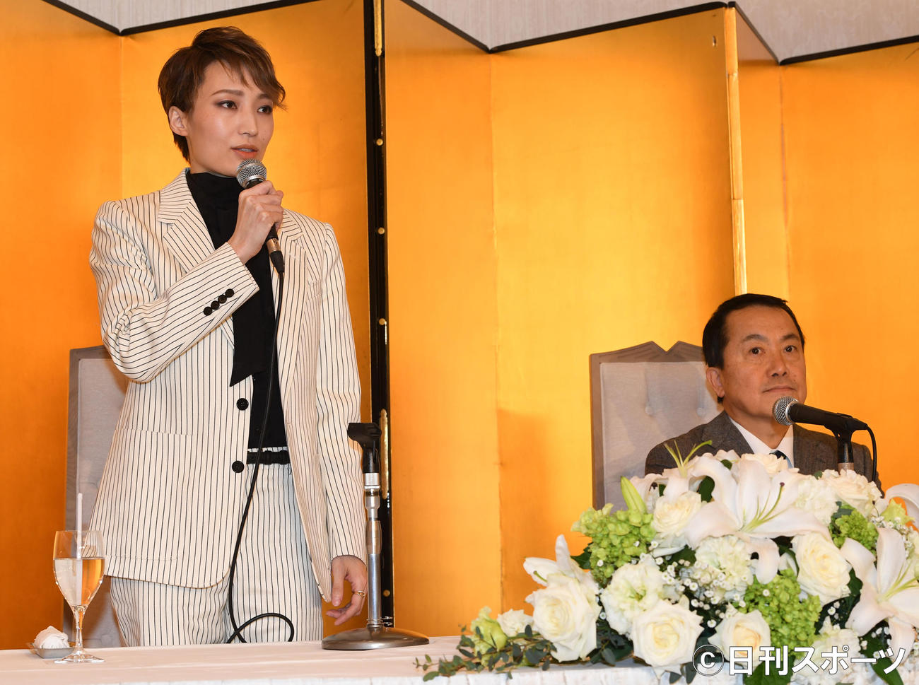 笑顔で退団会見を行った宝塚歌劇雪組トップの望海風斗。右は小川友次理事長（撮影・前岡正明）