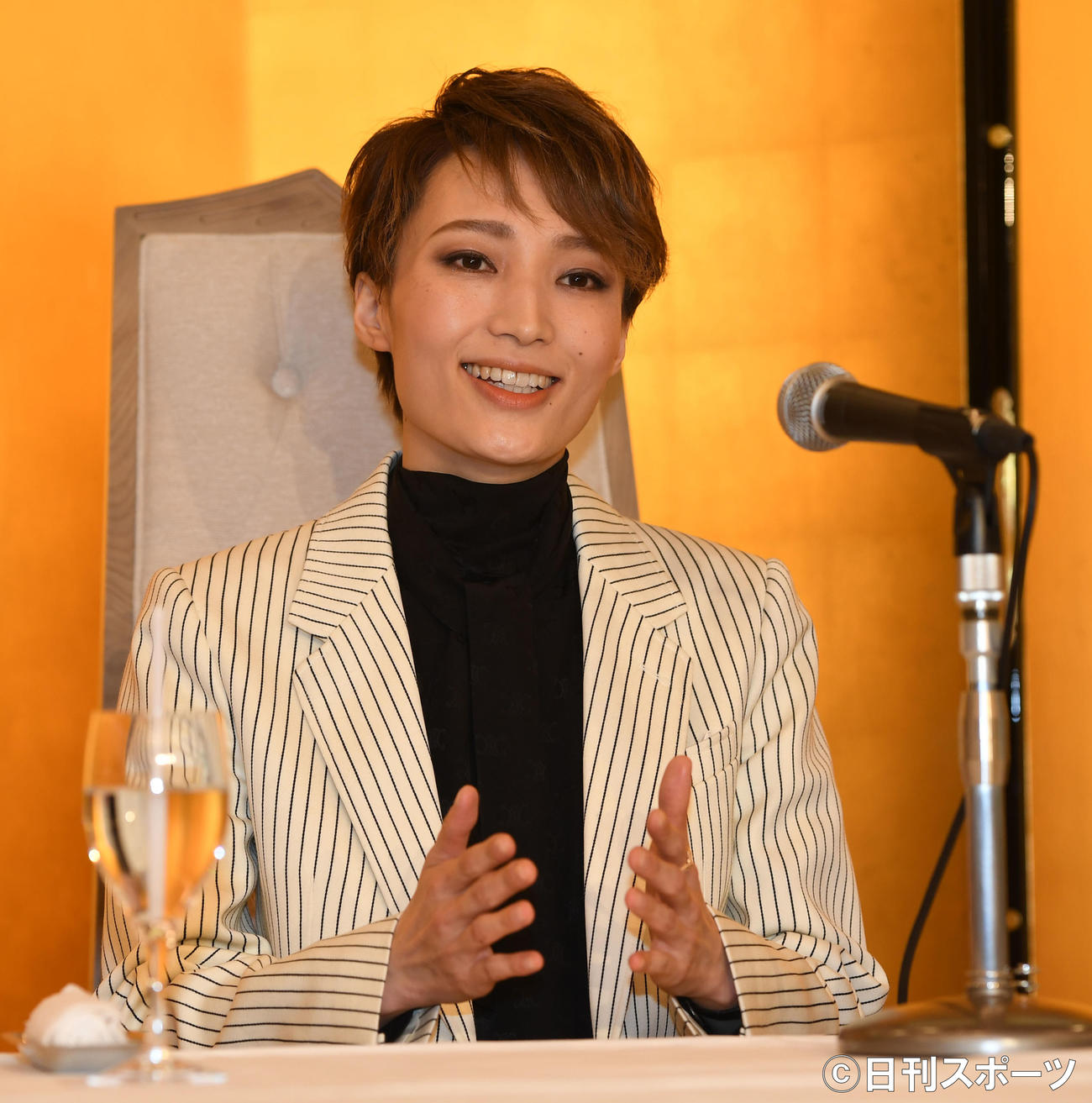 笑顔で退団会見を行った宝塚歌劇雪組トップの望海風斗（撮影・前岡正明）