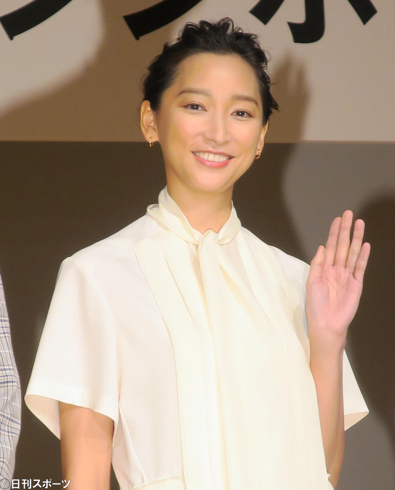 「文化プログラム参加促進シンポジウム」に出席し、笑顔をみせる杏（撮影・梅田恵子）