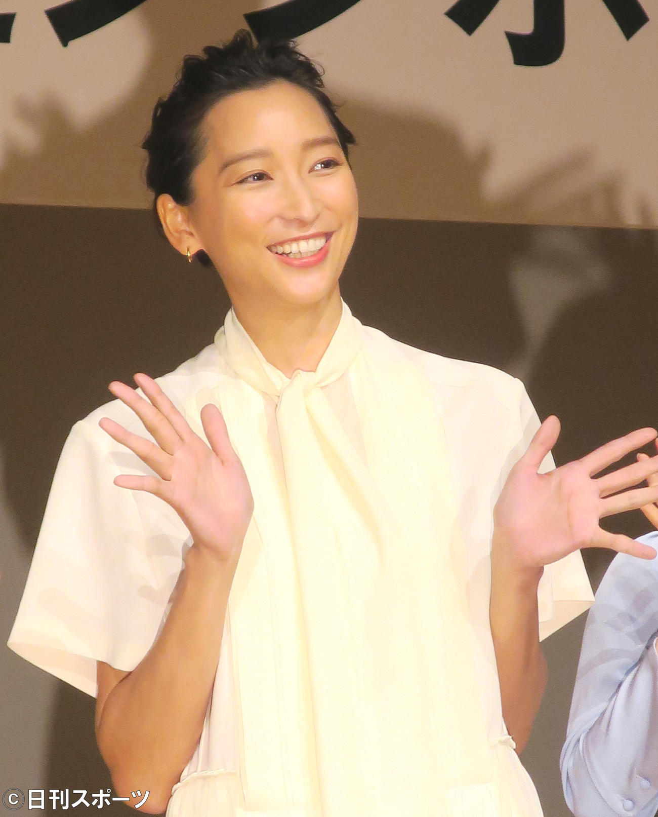 「文化プログラム参加促進シンポジウム」に出席し、笑顔をみせる杏