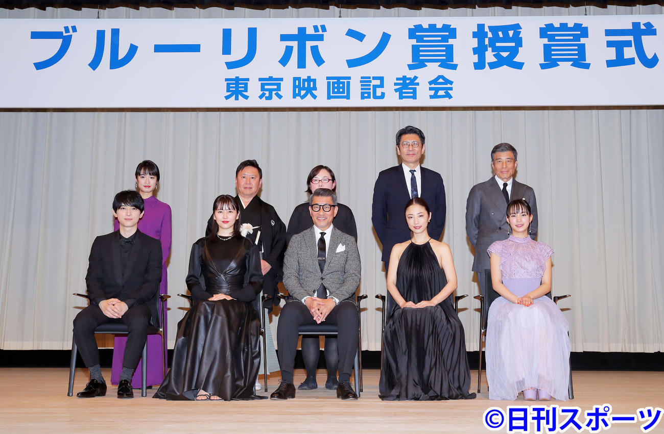 第62回ブルーリボン賞授賞式のフォトセッションに臨む、前列左から吉沢亮、長沢まさみら（撮影・河田真司）
