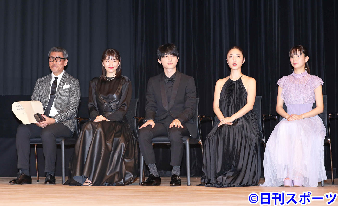 第62回ブルーリボン賞授賞式に臨んだ、左から中井貴一、長沢まさみ、吉沢亮、MEGUMI、関水渚の役者陣（撮影・河田真司）