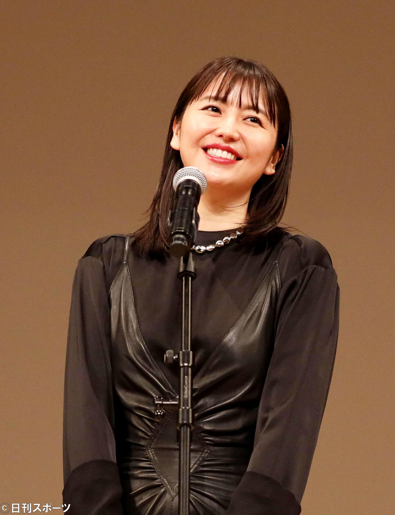 「コンフィデンスマンJP」で主演女優賞を受賞しスピーチで笑顔を見せる長沢まさみ（撮影・河田真司）