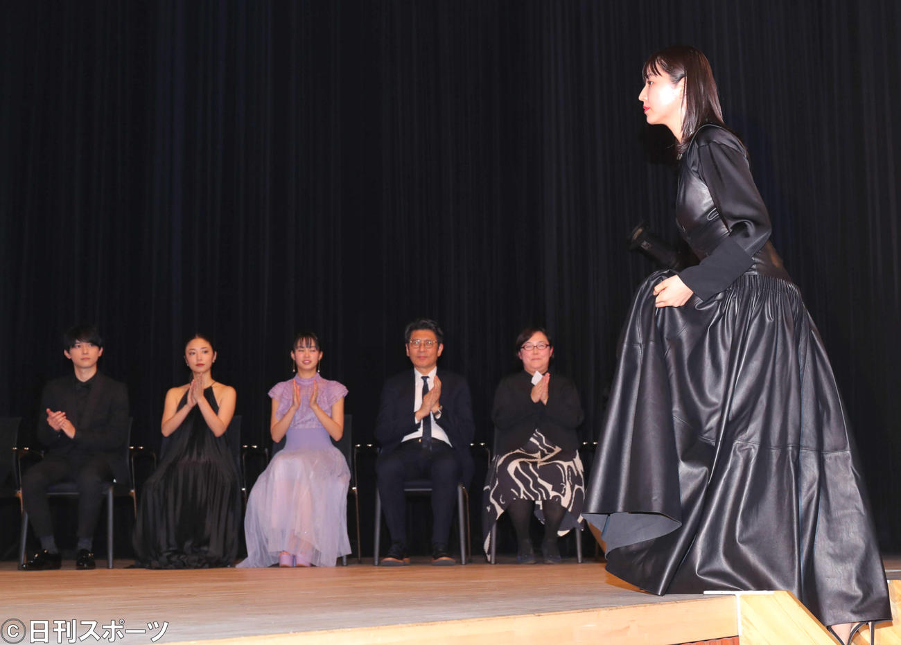 「コンフィデンスマンJP」で主演女優賞を受賞し登壇する長沢まさみ（右）（撮影・河田真司）