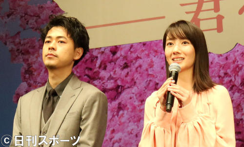 映画「弥生、三月　－君を愛した30年－」の完成試写会に出席した成田凌（左）と波瑠