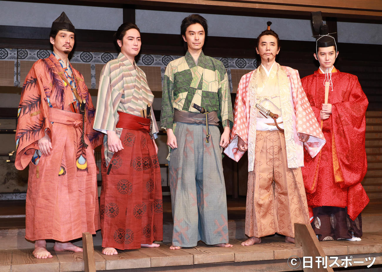 新加入の俳優を含め記念撮影を行う左から安藤政信、間宮祥太朗、長谷川博己、ユースケ・サンタマリア、本郷奏多（撮影・中島郁夫）