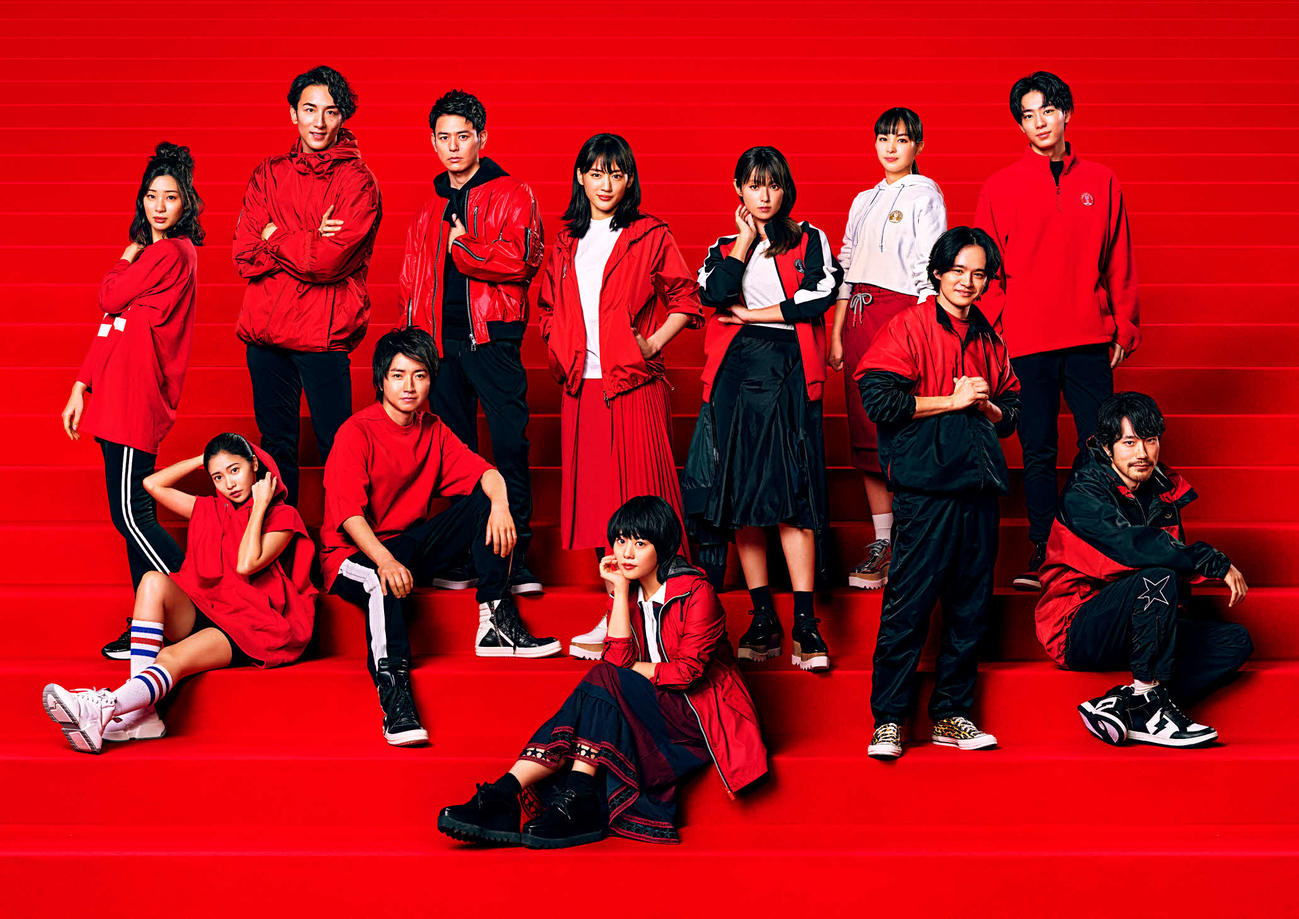 グリコ「じゃんけんグリコ開幕」編に出演するホリプロ所属のタレント一同。左上から時計回りに足立梨花、大貫勇輔、妻夫木聡、綾瀬はるか、深田恭子、関水渚、井上祐貴、松山ケンイチ、池松壮亮、高畑充希、藤原竜也、佐野ひなこ