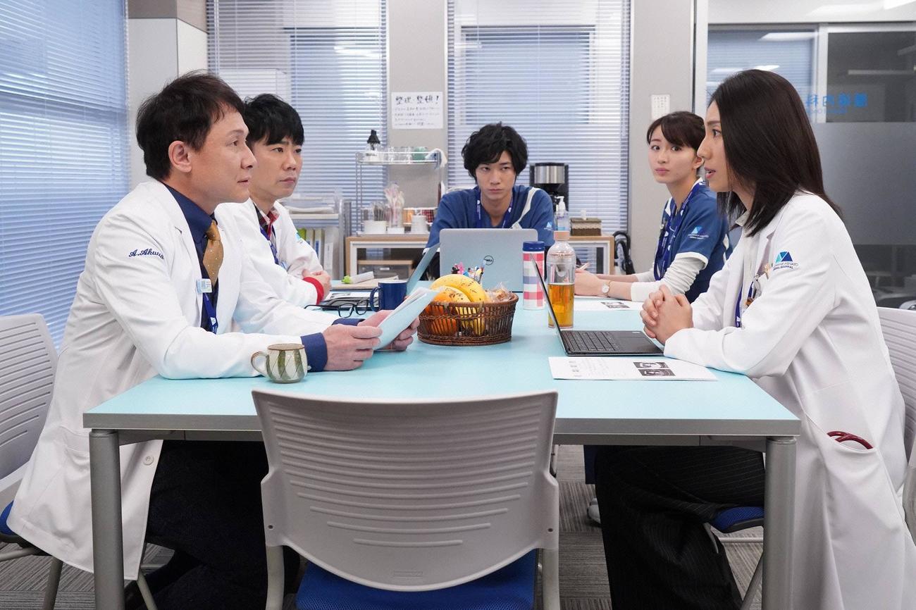 話し合う腫瘍内科の医師たち。左から部長の阿久津晃（木下ほうか）光野守男（藤井隆）結城涼（清原翔）夏樹奈海（岡崎紗絵）恩田心（松下奈緒）　（C）フジテレビ