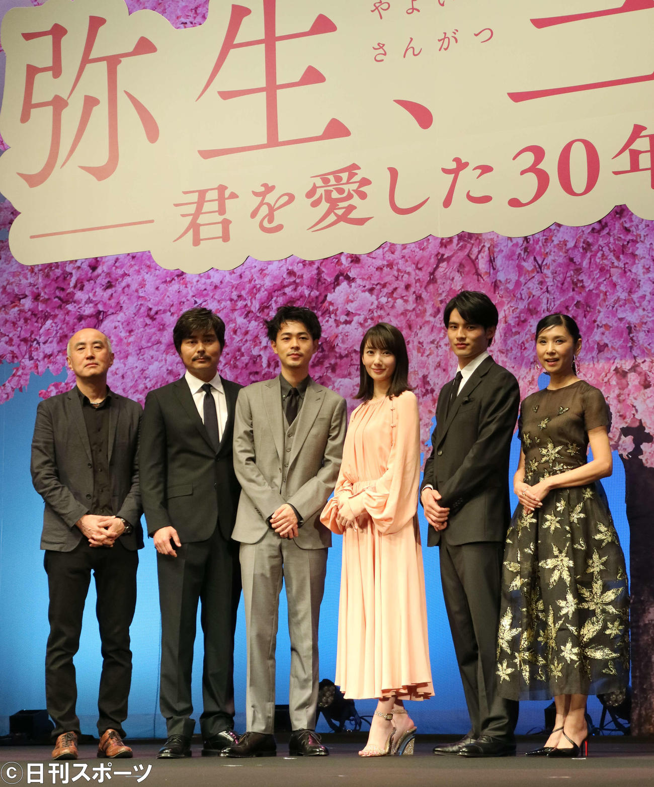 映画「弥生、三月　－君を愛した30年－」の完成試写会に出席した、左から遊川和彦監督、小沢征悦、成田凌、波瑠、岡田健史、黒木瞳