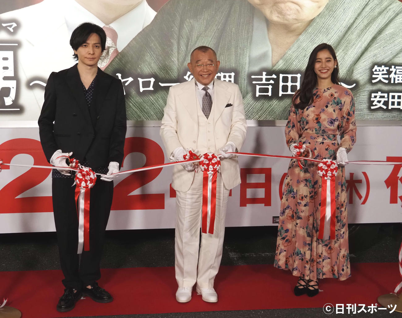 テープカットする左から生田斗真、笑福亭鶴瓶、新木優子（撮影・遠藤尚子）