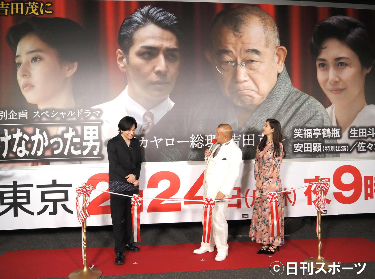 ドラマのアドトラックを前に談笑する、左から生田斗真、笑福亭鶴瓶、新木優子（撮影・遠藤尚子）