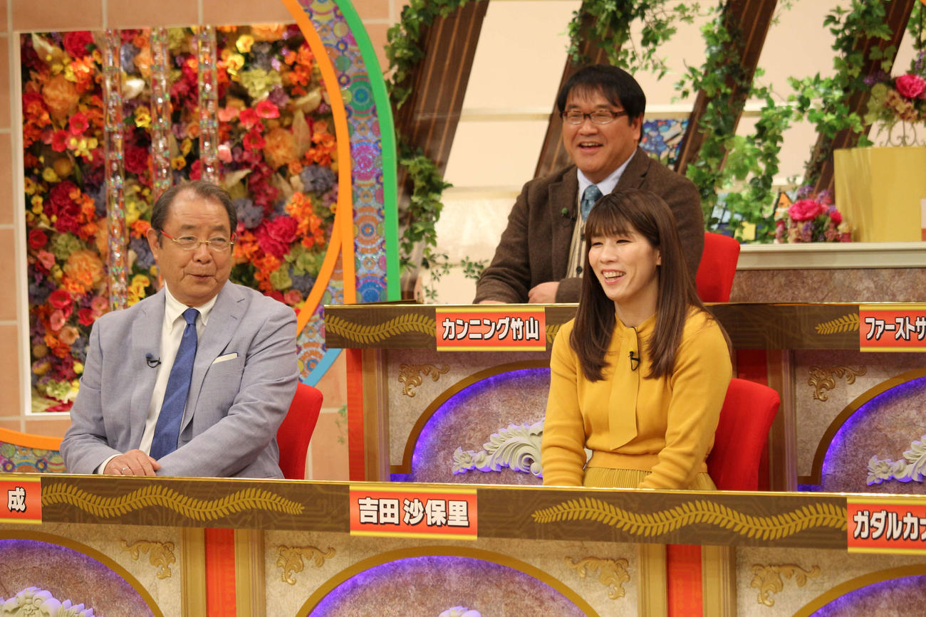 静岡朝日テレビの特番でゲスト席に座る、左から時計回りで平泉成、カンニング竹山、吉田沙保里