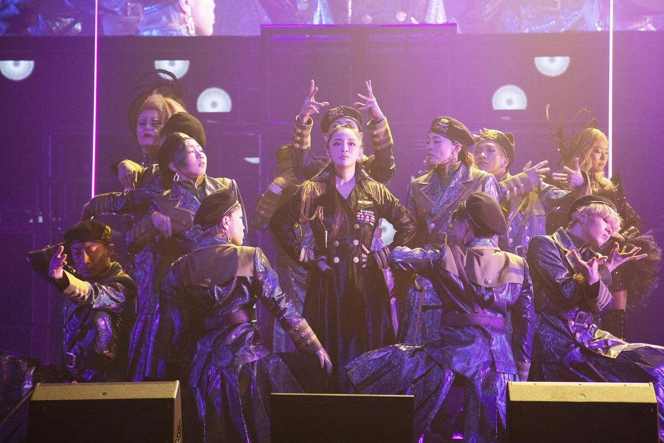 全国ツアー初日公演を行った浜崎あゆみ（中央）