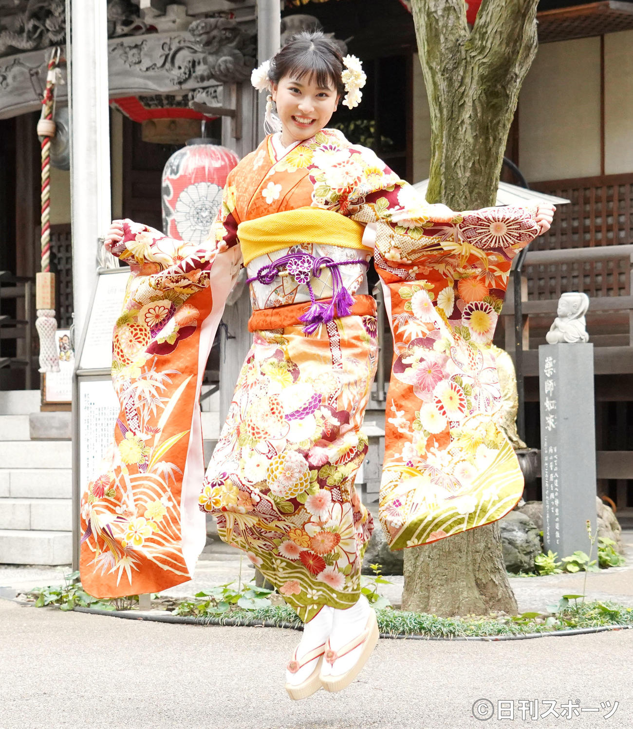 20歳の飛躍祈願を行い、飛躍のジャンプをする木下彩音（撮影・佐藤成）