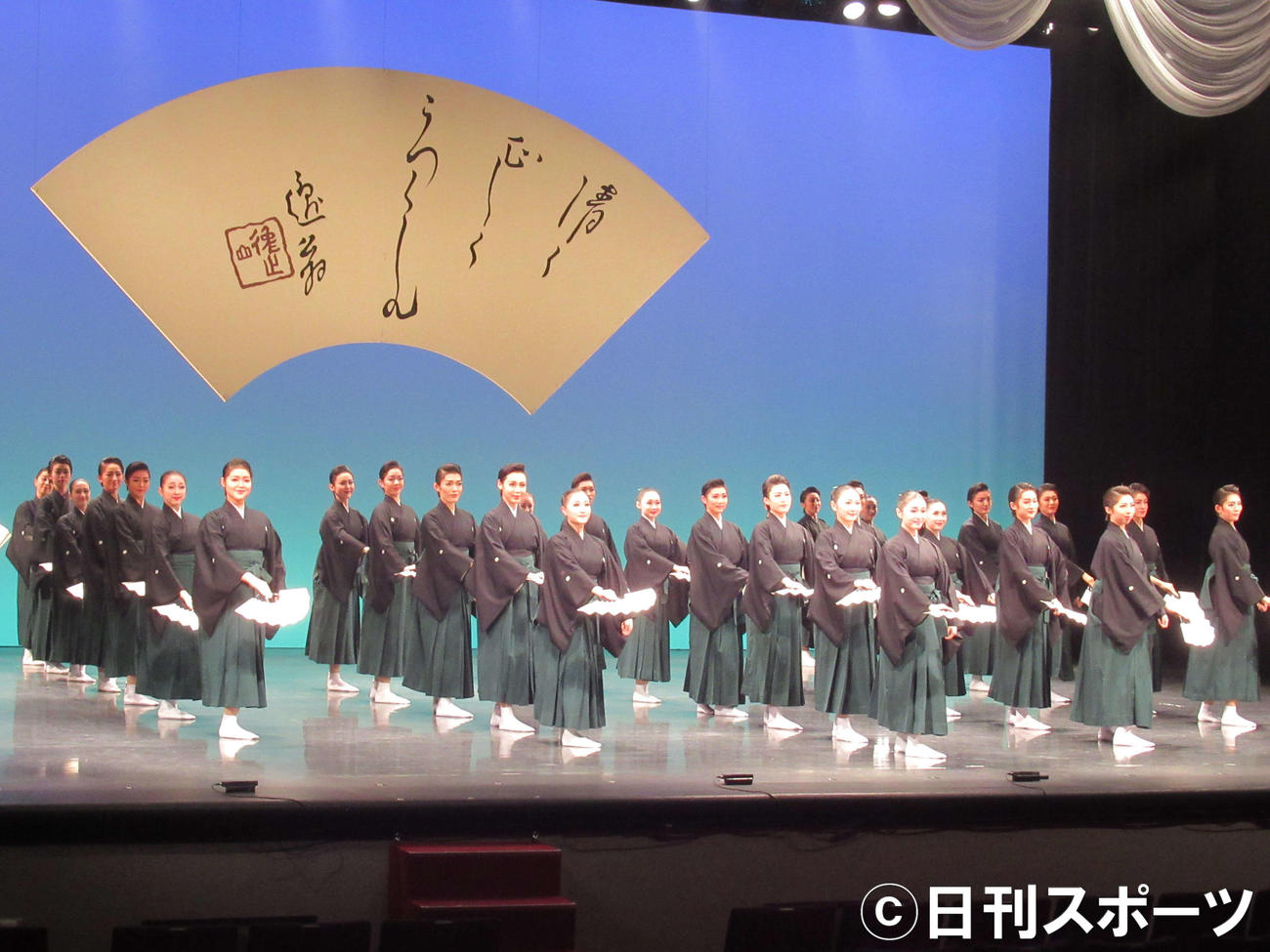 宝塚音楽学校第106期生文化祭公開稽古で、日本舞踊を披露する宝塚音楽学校第106期生（撮影・星名希実）