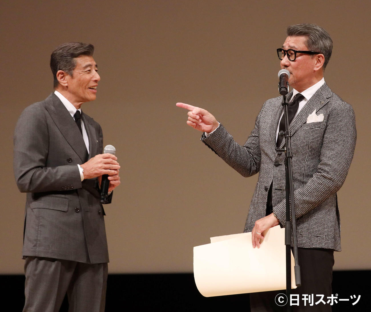 「記憶にございません！」で主演男優賞受賞の中井貴一（右）は司会の舘ひろしに突っ込みを入れる（2020年2月18日）