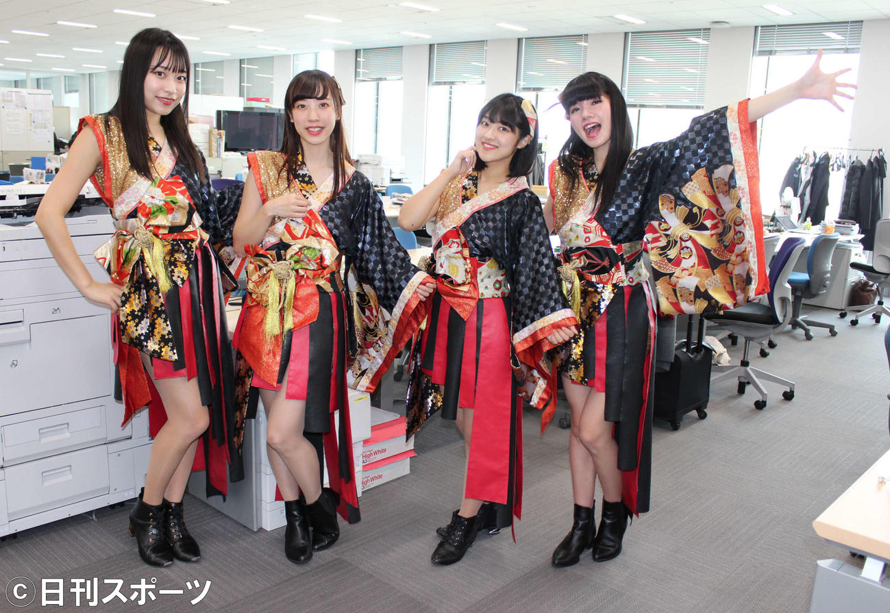 日刊スポーツ新聞社にPR来社した小野小町。左から山川紗希、小西麗菜、坂中楓、福島彩菜（撮影・鎌田敏晴）