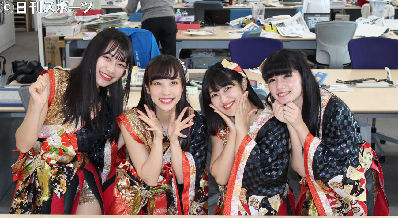 日刊スポーツ新聞社にPR来社した小野小町（左から山川紗希、小西麗菜、坂中楓、福島彩菜（撮影・鎌田敏晴）