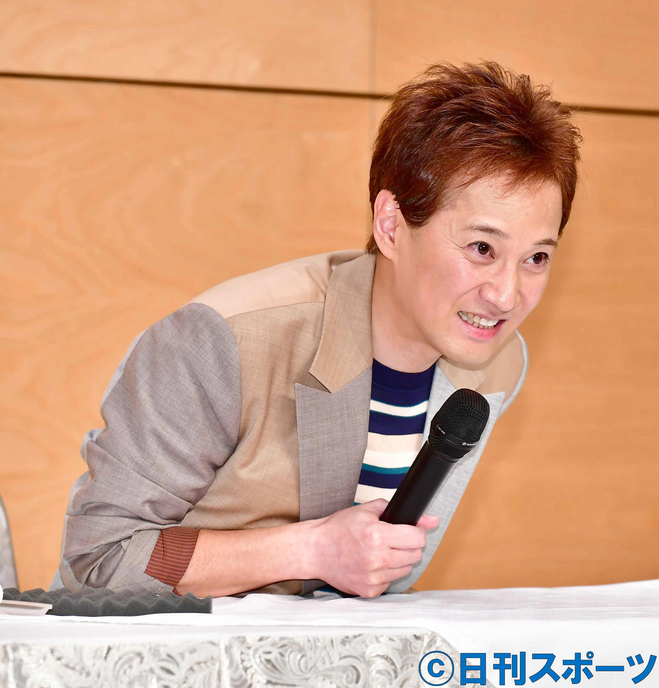 ジャニーズ事務所からの独立を発表する会見で笑顔を見せる中居正広（撮影・小沢裕）
