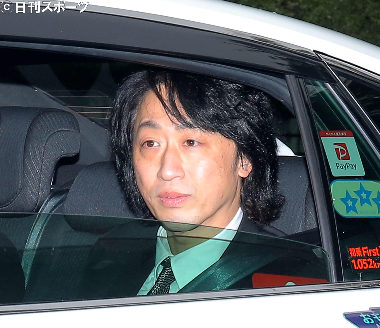 「新派特別公演　八つ墓村」の初日を終えた喜多村緑郎は、タクシーの窓から報道陣にあいさつし劇場から引き揚げる（2020年2月16日撮影）
