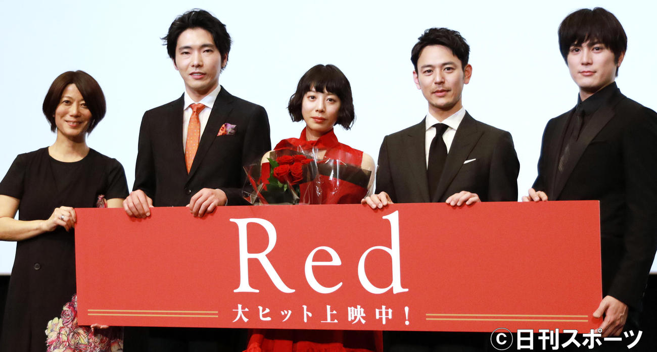 舞台あいさつを行った左から三島友紀子監督、柄本佑、夏帆、妻夫木聡、間宮祥太朗（撮影・中島郁夫）