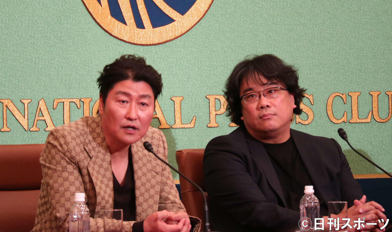 日本記者クラブで会見を行った、映画「パラサイト　半地下の家族」のソン・ガンホ（左）、ポン・ジュノ監督