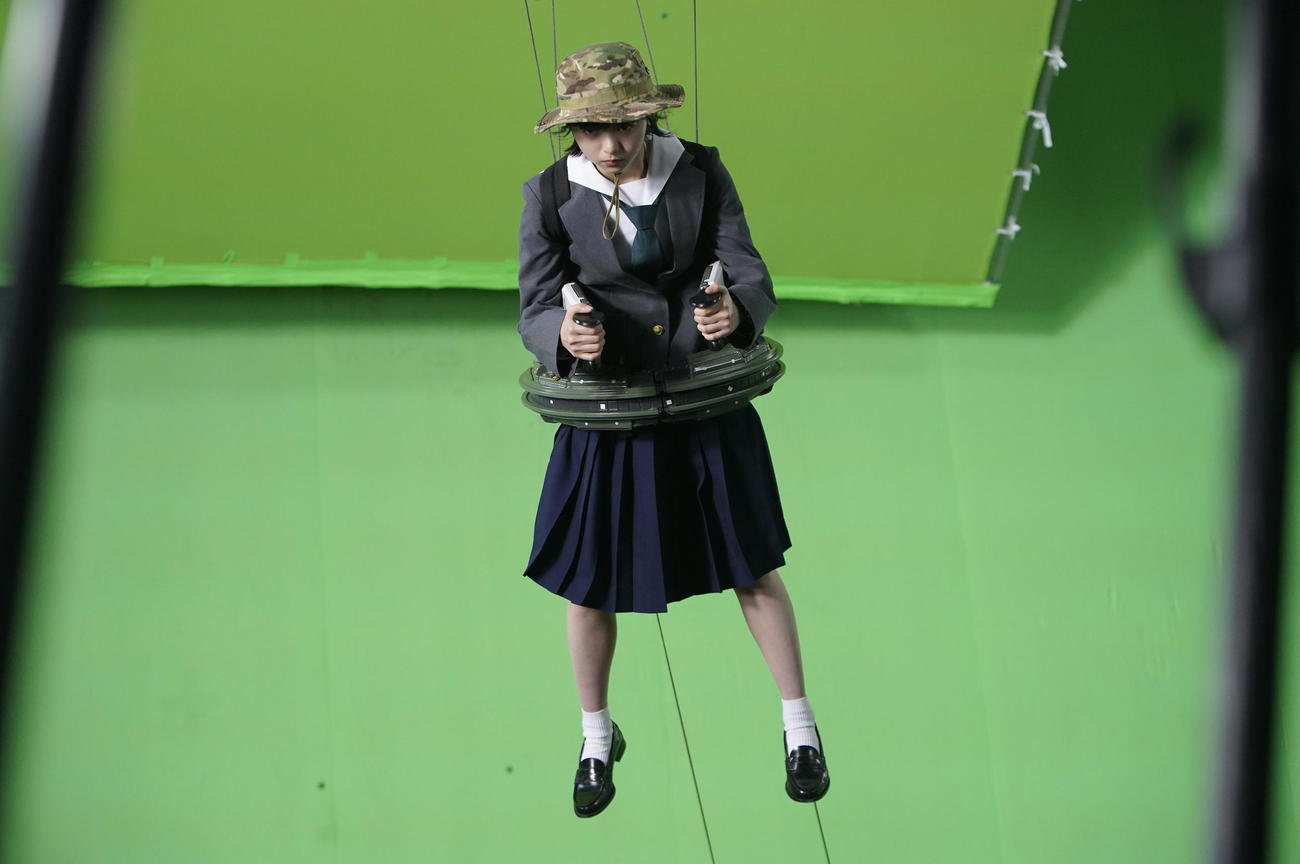 「映像研には手を出すな！」の撮影でワイヤにつるされる齋藤飛鳥