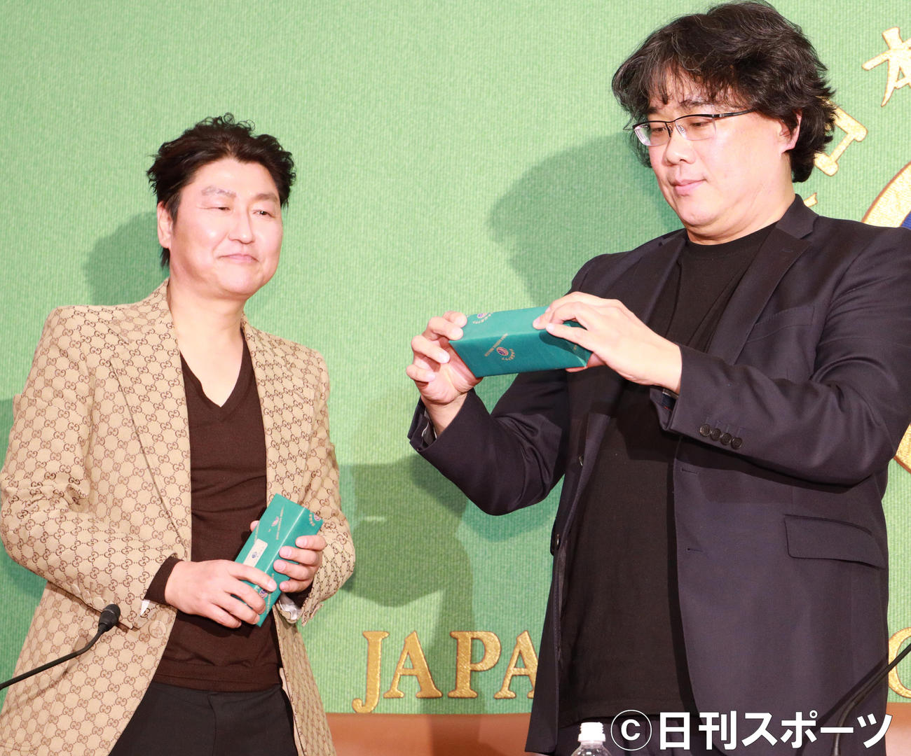 記念品を贈られたソン・ガンホ（左）とポン・ジュノ監督（撮影・中島郁夫）