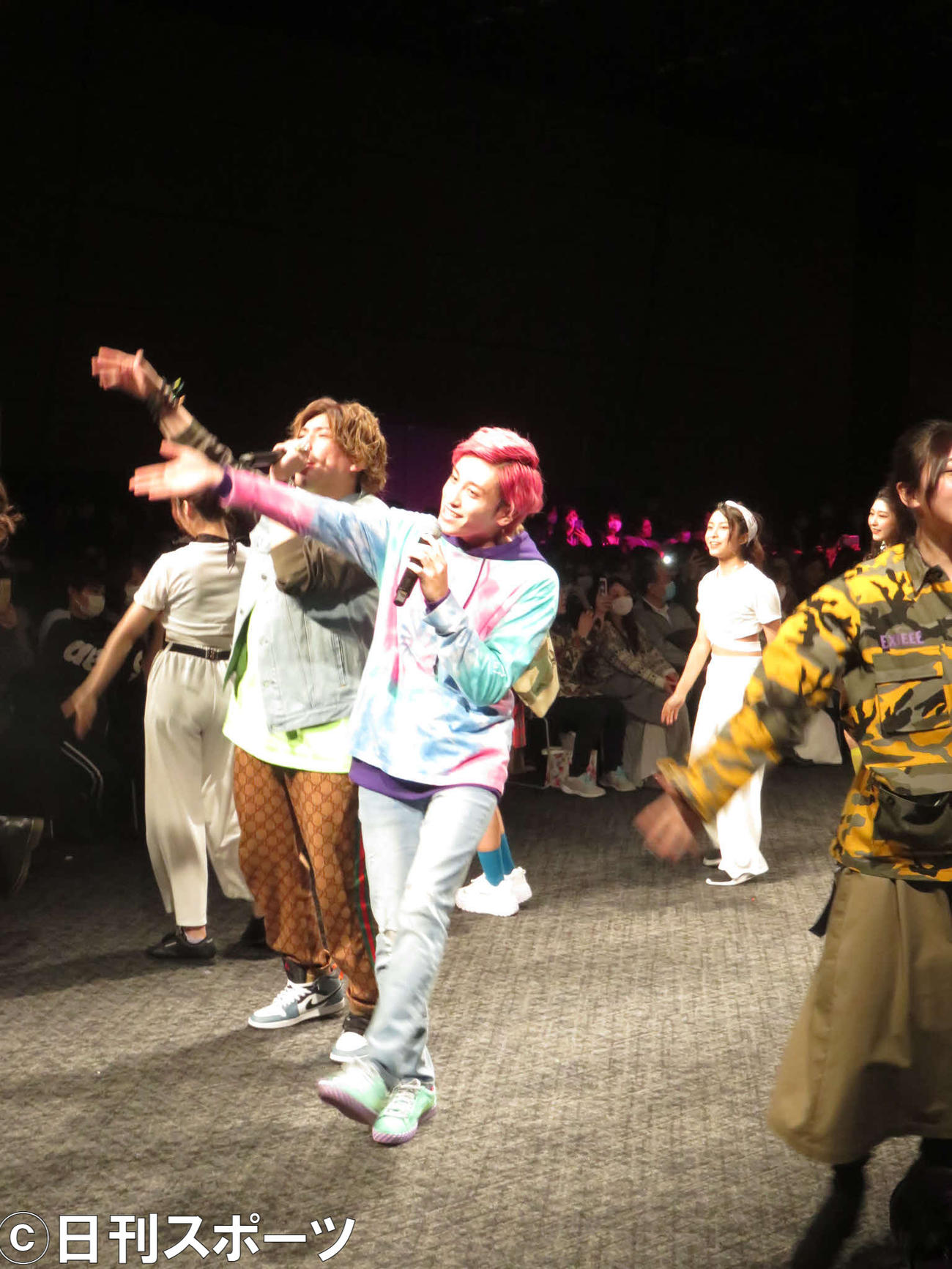 ｛バンタン　スチューデント　ファイナル　2020」でパフォーマンスを披露するEXITのりんたろー。（左）と兼近大樹