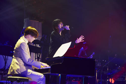 全国ツアーの初日を幕開けた城田優（右）は、ピアノでゲスト参加したMatt（左）と息の合ったコラボを披露