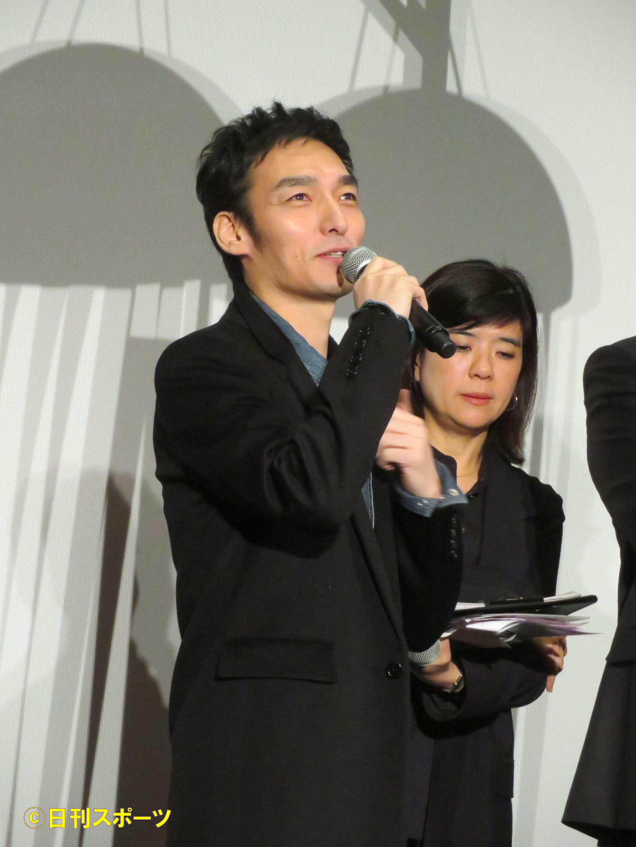 映画「パラサイト」の舞台あいさつにゲストで登壇した草なぎ剛