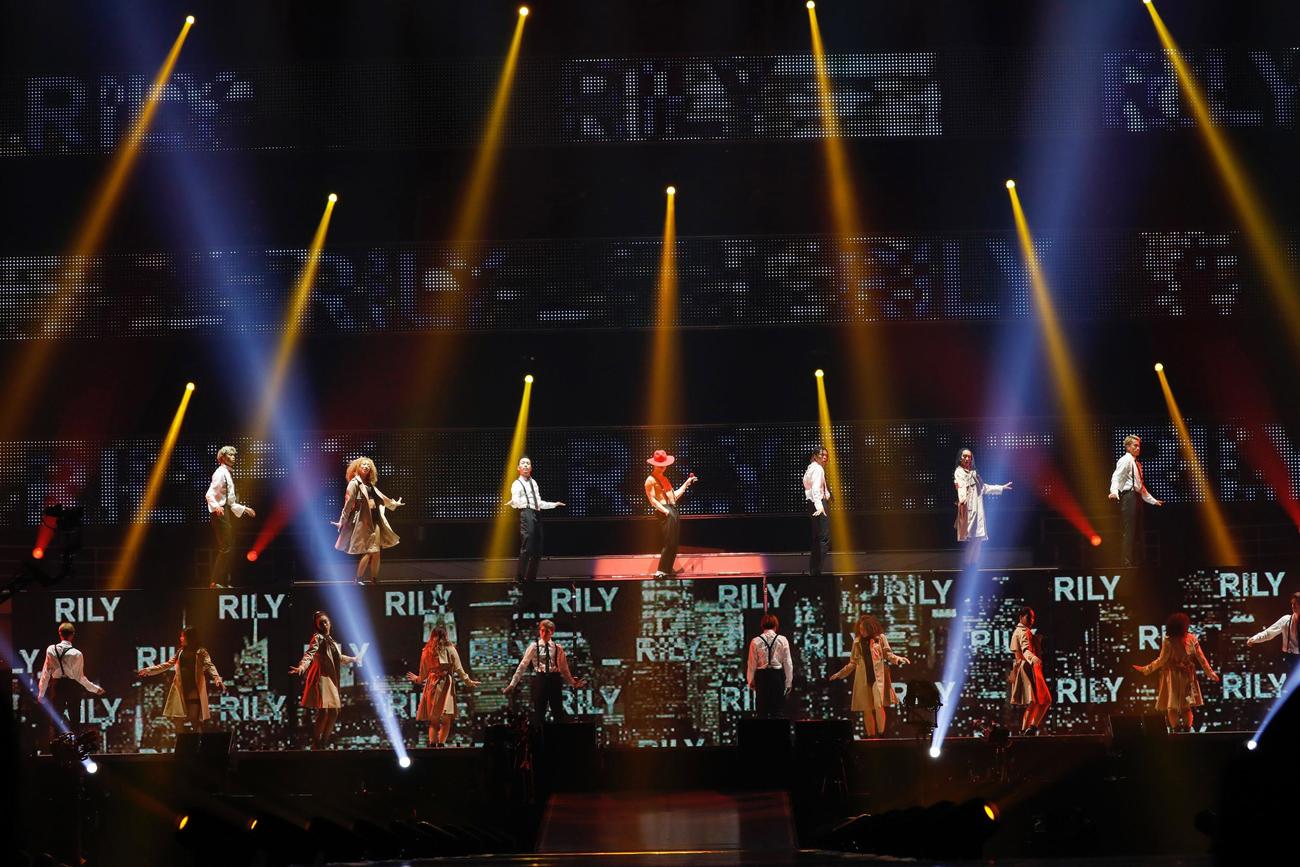初のソロドーム公演で自身の世界観を表現した今市隆二（上段中央）