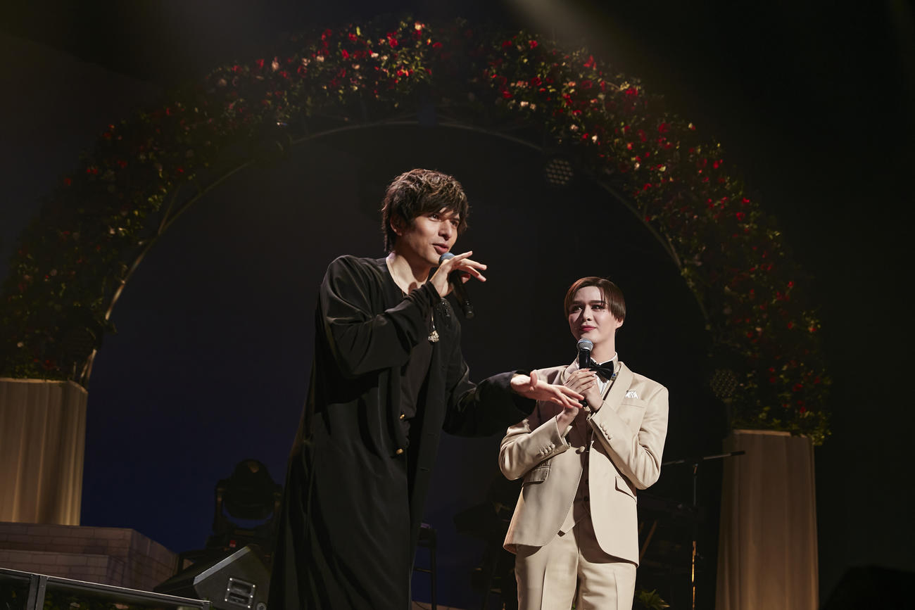 全国ツアー初日のステージで、ゲストのMatt（右）と共演する城田優