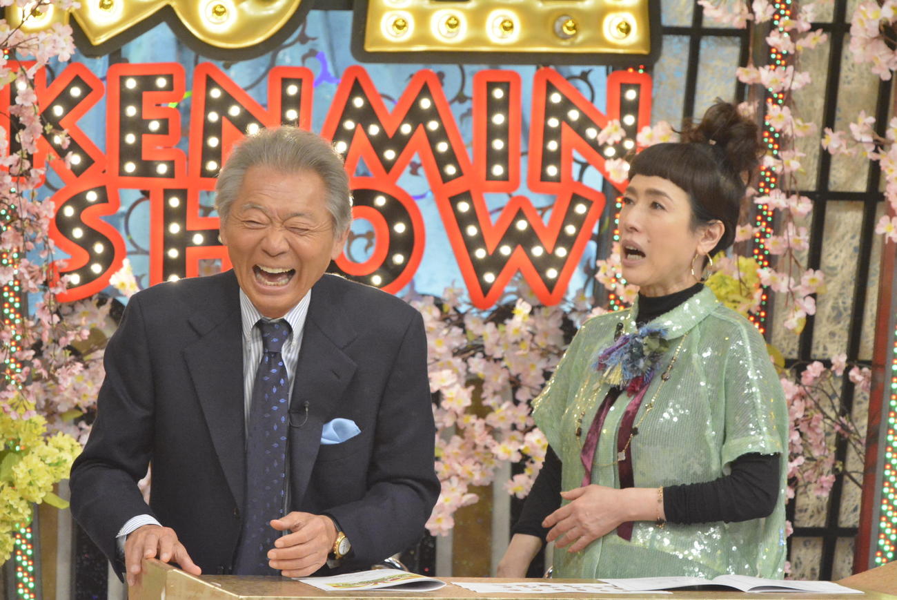 日本テレビ系「秘密のケンミンSHOW」のMCとして最後の収録を行い、番組を勇退したみのもんた。右は久本雅美