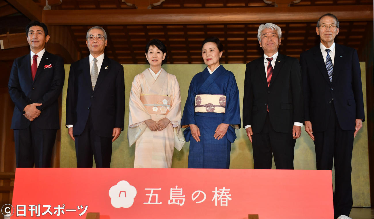 左から松下剛代表理事、中村法道長崎県知事、椿サポーター吉永小百合、染織家の志村洋子さん、野口市太郎長崎県五島市長、江川悦生町長（撮影・柴田隆二）