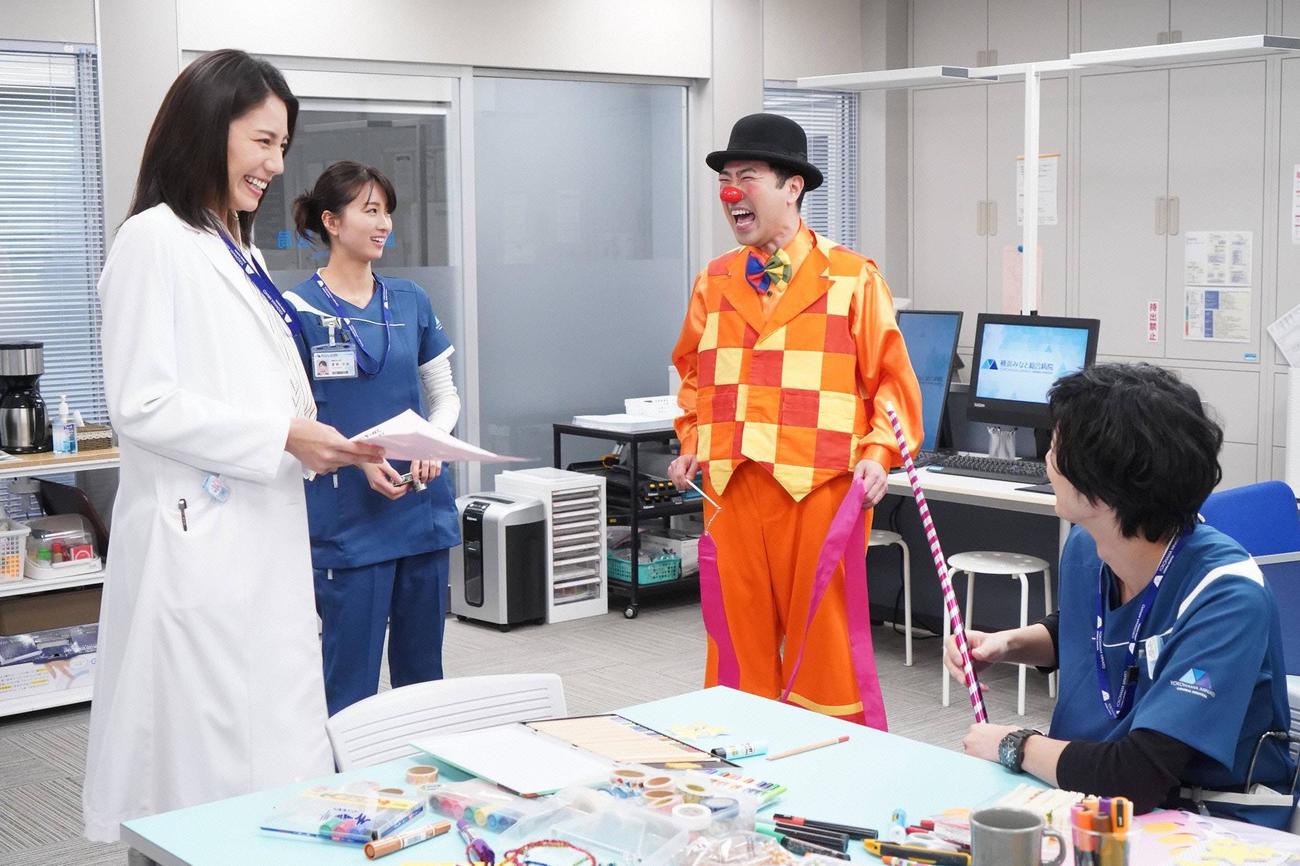 腫瘍内科で談笑する、左から恩田心（松下奈緒）夏樹奈海（岡崎紗絵）光野守男（藤井隆）結城涼（清原翔）（C）フジテレビ

