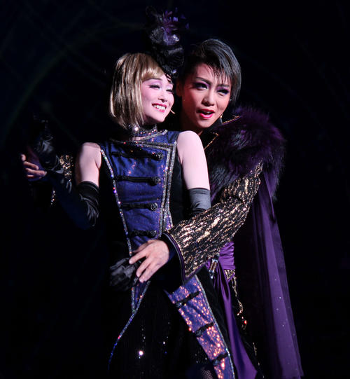 宝塚星組トップ礼真琴（右）と、舞空瞳（2020年2月7日撮影）