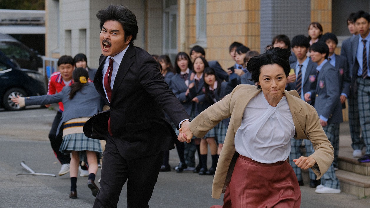 山下吾郎（小沢征悦＝左）の手を引っ張って、走り去ろうとする佐々木ミク（本上まなみ）（C）東海テレビ