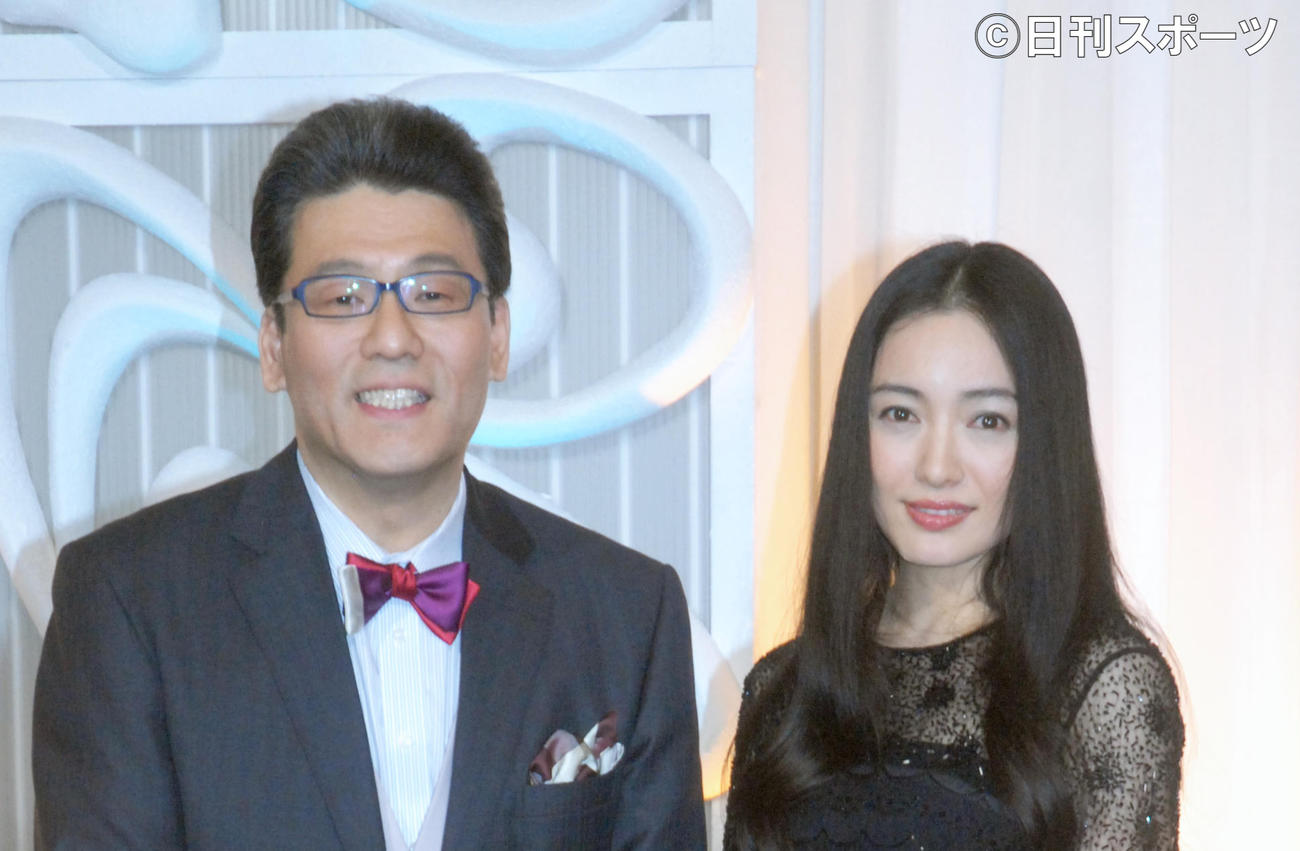 「MUSIC　FAIR」司会の仲間由紀恵（右）とフジテレビ軽部真一アナ（2016年3月21日撮影）